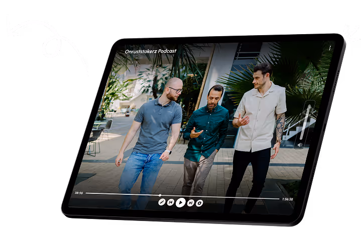 Het team van Onruststokerz loopt pratend door een groene binnenruimte, getoond als podcastvideo op een tablet