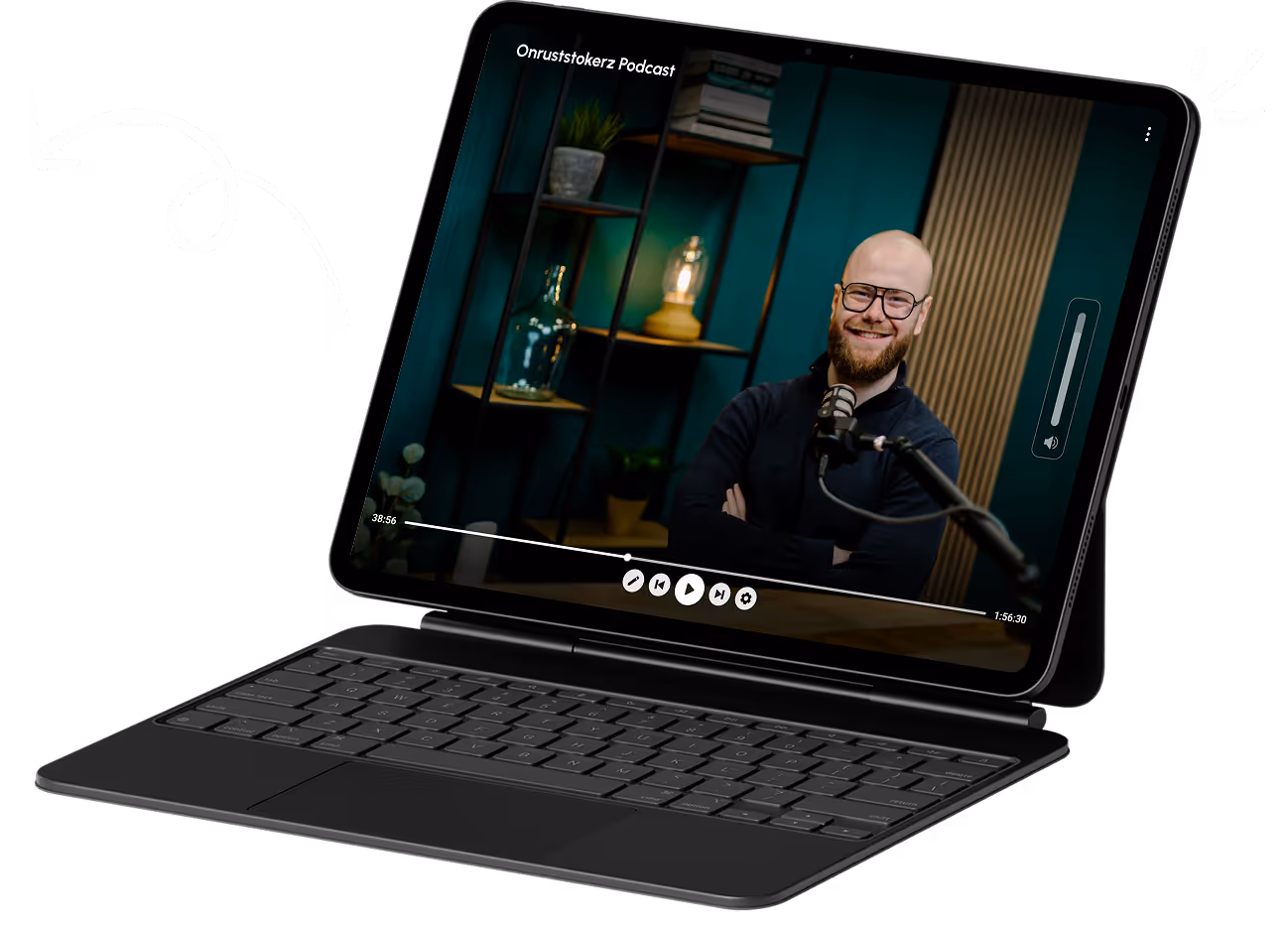 De Onruststokerz-podcast op een tablet, opgenomen in de groene studio
